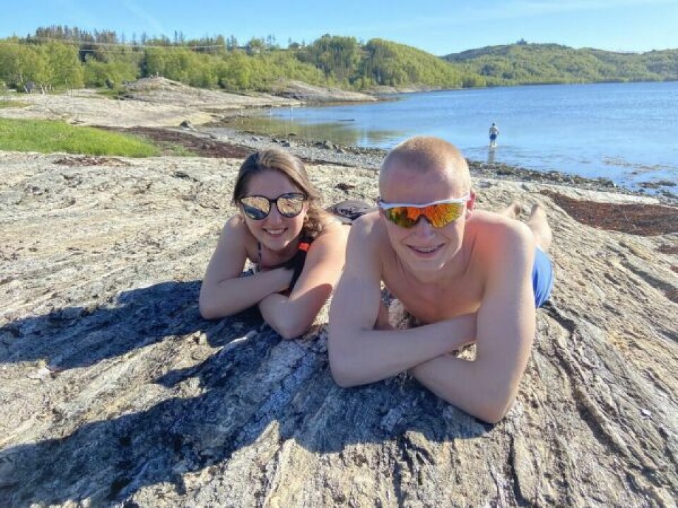 DUO MED SNASNE BRILLER. Sofie Hansen (15) og Elias Zakariassen (15) storkoste seg på svaberget. DUO MED SNASNE BRILLER. Sofie Hansen (15) og Elias Zakariassen (15) storkoste seg på svaberget. Foto: Kenneth Strømsvåg