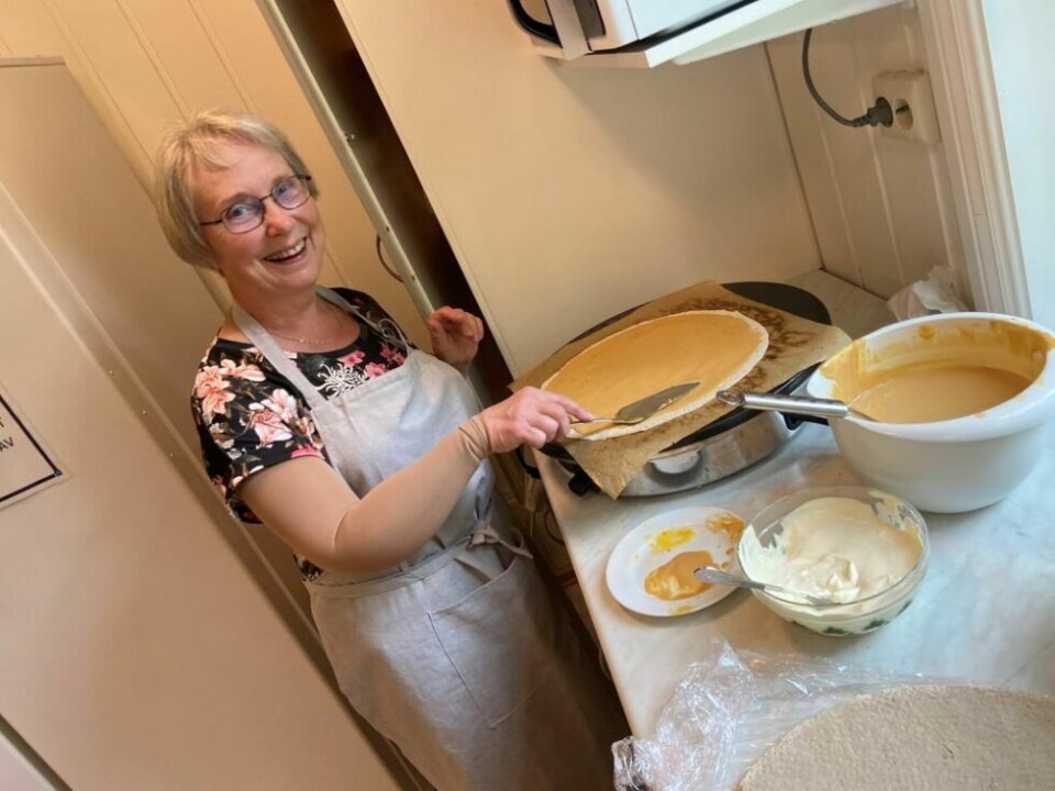 LEFSEMEKKER. Inger Ånderbakk skrudde sammen lefser som fikk hun betalt for det. Det fikk hun da også, om ikke i klingende mynt. - Fint og givende å få bidra med dette, konkluderte 70-åringen. LEFSEMEKKER. Inger Ånderbakk skrudde sammen lefser som fikk hun betalt for det. Det fikk hun da også, om ikke i klingende mynt. - Fint og givende å få bidra med dette, konkluderte 70-åringen. Foto: Kenneth Strømsvåg