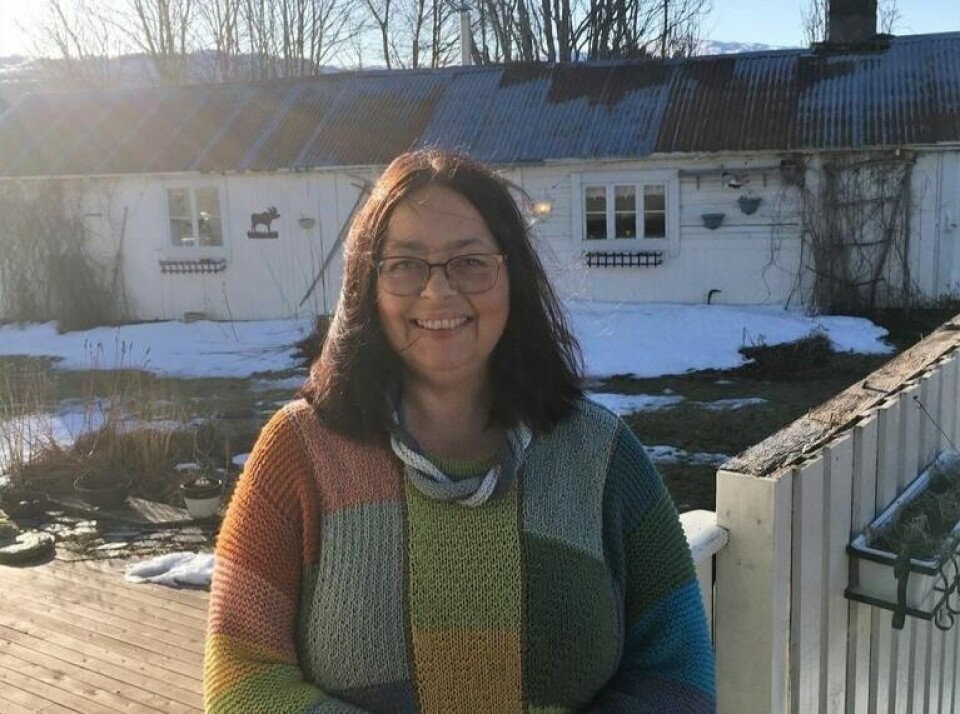 TILGIVELSE. Rina Nicolaisen har vært fostermamma i 17 år og for henne er det viktig å være tydelig men samtidig ydmyk. - Barn og unge trenger å se og oppleve at vi voksne gjør feil, sier hun.Rinas selvportrett TILGIVELSE. Rina Nicolaisen har vært fostermamma i 17 år og for henne er det viktig å være tydelig men samtidig ydmyk. - Barn og unge trenger å se og oppleve at vi voksne gjør feil, sier hun.