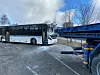 TRAFIKKUHELL. Bussen fikk hard medfart etter å ha blitt rygget på av en trailer. Foto: Lise Ailin Rosvoll Berntzen
