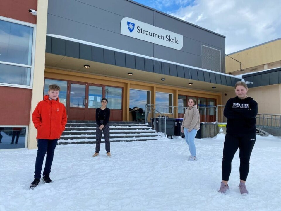 HOLDER AVSTAND. Disse 8. klassingene ved Straumen skole savner mye fra den normale hverdagen. Fra venstre Fredrik Vikan Jonassen (13), Tia Jemmo (14), Leonora Salemonsen (14) og Matilde Erika Pernille Hansen (13). HOLDER AVSTAND. Disse 8. klassingene ved Straumen skole savner mye fra den normale hverdagen. Fra venstre Fredrik Vikan Jonassen (13), Tia Jemmo (14), Leonora Salemonsen (14) og Matilde Erika Pernille Hansen (13). Foto: Eva S. Winther