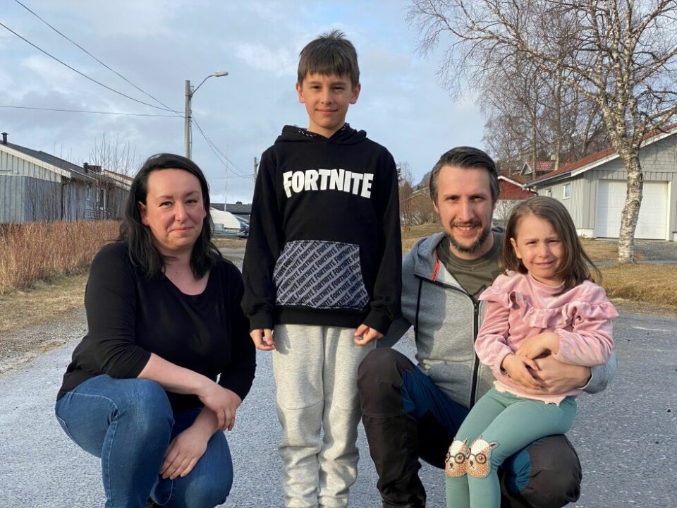 PÅ CAMPING. Nina, Kostadin, Kristian og Irina har ikke kunnet reise på ferie til Bulgaria det siste året, men har likt å dra på campingtur til Lofoten. PÅ CAMPING. Nina, Kostadin, Kristian og Irina har ikke kunnet reise på ferie til Bulgaria det siste året, men har likt å dra på campingtur til Lofoten. Foto: Eva S. Winther