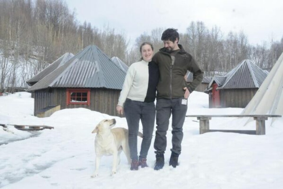 FINNER LØSNINGER. Det siste året har vært vanskelig for driverne av Arctic Cabins, men Valentina og Lorenzo finner nye muligheter. FINNER LØSNINGER. Det siste året har vært vanskelig for driverne av Arctic Cabins, men Valentina og Lorenzo finner nye muligheter.