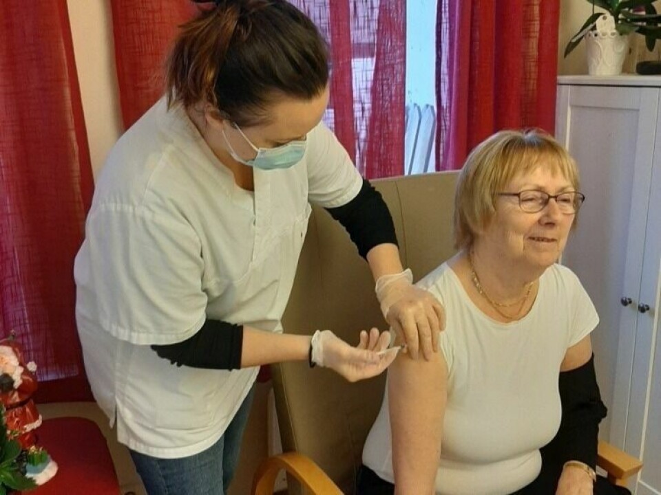 Ingvild Sommerset Hansen ved Sørfold sykehjem var en av de som fikk vaksine onsdag, og var veldig fornøyd med å få tilbud om det. Her setter helsesykepleier Sissel Laksosnes Olsen vaksinen. Ingvild Sommerset Hansen ved Sørfold sykehjem var en av de som fikk vaksine onsdag, og var veldig fornøyd med å få tilbud om det. Her setter helsesykepleier Sissel Laksosnes Olsen vaksinen. Foto: Sørfold kommune