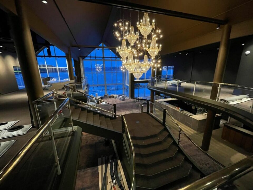 PÅ TOPP IGJEN. Rognan hotell har alltid vært et spesielt sted med det høye taket og trappen i midten. Nå er det hele totalrenovert og bygget er tatt tilbake til en prakt man knapt kunne forestille seg. PÅ TOPP IGJEN. Rognan hotell har alltid vært et spesielt sted med det høye taket og trappen i midten. Nå er det hele totalrenovert og bygget er tatt tilbake til en prakt man knapt kunne forestille seg. Foto: Helge Simonsen