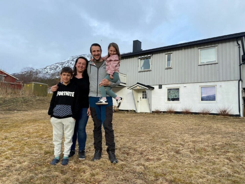EGET HUS. Etter to år på husjakt kjøpte de enebolig på Straumen. Ledig barnehageplass var også en grunn til at de valgte å flytte dit. EGET HUS. Etter to år på husjakt kjøpte de enebolig på Straumen. Ledig barnehageplass var også en grunn til at de valgte å flytte dit.