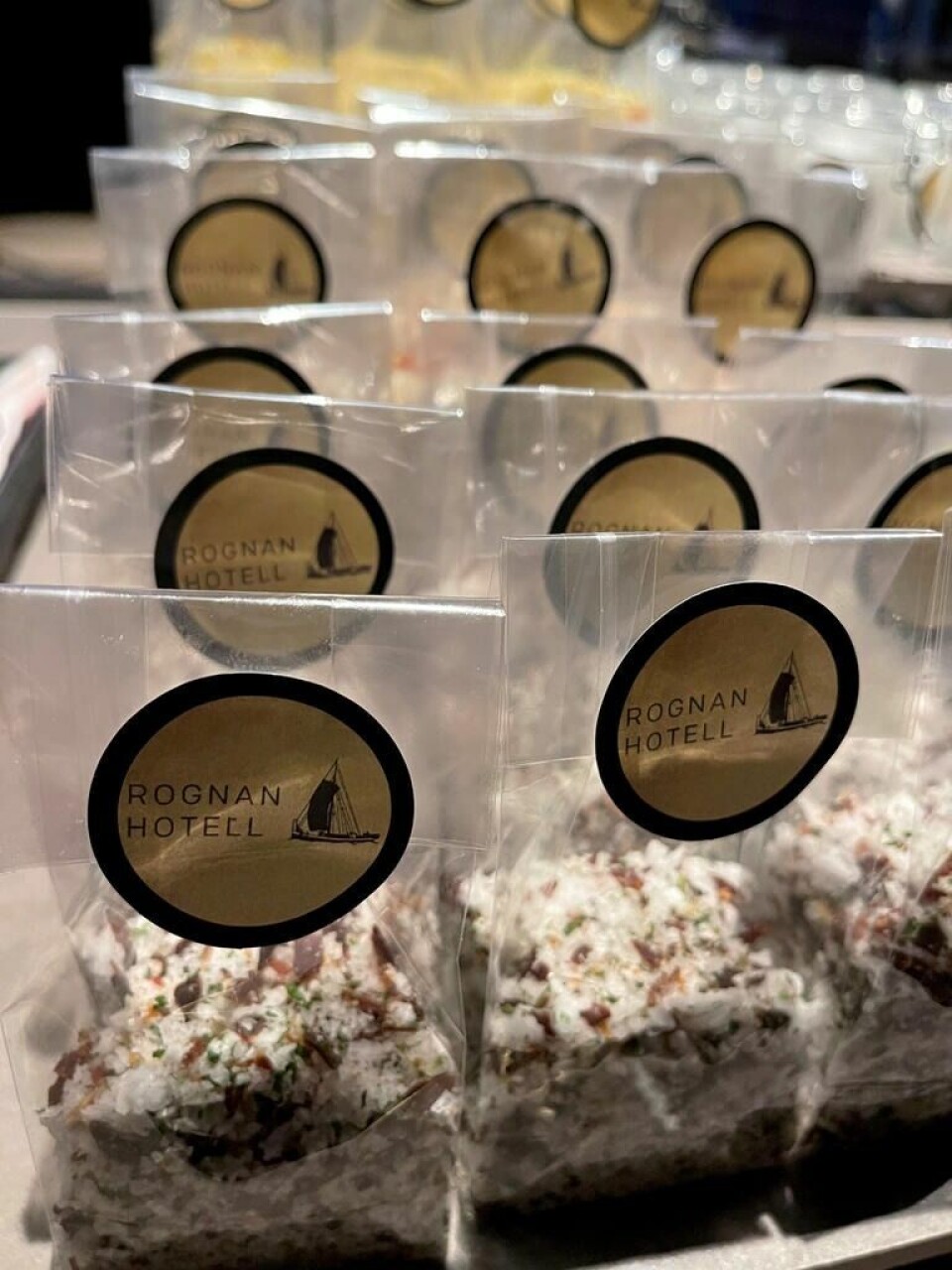 EGET SALT. Hotellet koker sitt eget salt fra fjorden utenfor. Det kan kunder også kjøpe. EGET SALT. Hotellet koker sitt eget salt fra fjorden utenfor. Det kan kunder også kjøpe. Foto: Helge Simonsen