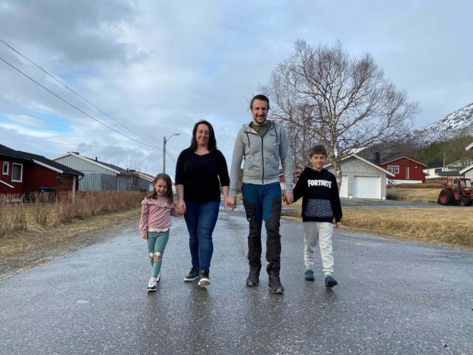 BLE VÆRENDE. Det som skulle bli en kort periode i Norge er blitt til 12 år. Nina Kraeva (35) og Kostadin Darmonski (36) fra Bulgaria har bodd på Straumen siden 2013. Både barna Kristian (8), Irina (4) og foreldrene trives godt. Begge foto: Eva S. Winther BLE VÆRENDE. Det som skulle bli en kort periode i Norge er blitt til 12 år. Nina Kraeva (35) og Kostadin Darmonski (36) fra Bulgaria har bodd på Straumen siden 2013. Både barna Kristian (8), Irina (4) og foreldrene trives godt. Begge foto: Eva S. Winther