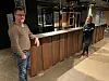 BAR OG RESEPSJON. Det er en litt bedre romløsning i bygget nå i forhold til hva det var. Her viser Henry Hansen og Christine Løksti fram den nye baren og resepsjonen. Foto: Helge Simonsen