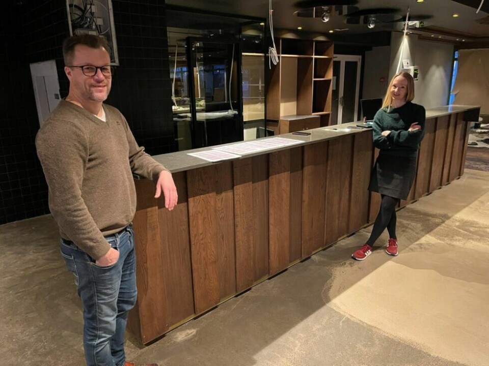 BAR OG RESEPSJON. Det er en litt bedre romløsning i bygget nå i forhold til hva det var. Her viser Henry Hansen og Christine Løksti fram den nye baren og resepsjonen. BAR OG RESEPSJON. Det er en litt bedre romløsning i bygget nå i forhold til hva det var. Her viser Henry Hansen og Christine Løksti fram den nye baren og resepsjonen. Foto: Helge Simonsen