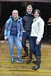 Familien Kvikstad på låvebrua til nabogården de har kjøpt. På eiendommen skal det restaureres og bygges nytt. Familien har optimistiske planer for fremtiden. Fra venstre Maja Beldo Kvikstad, Gunnar Kvikstad og Anne Grete Kvikstad Foto: Ole Kristian ANdreassen