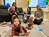 FELLESAREAL. Det åpne fellesrommet innbyr til aktivitet og prat, her er foreldreveileder Merete Sletteng med Maneva Benedicte (11 mnd), Helene Thunem med sønnen Jonatan (9 mnd) og Sara Holtan med datteren Thea Sofie (8 mnd). I forgrunnen sitter Thina Lund Brochs (13 mnd). Foto: Maria Edvardsen