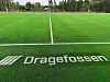 GRØNT ER SKJØNT. Nye Dragefossen stadion, som styreleder i FKSK Håvard Albinussen kaller den, ser virkelig innbydende ut med sitt nye kunstgress. Snart er nye led-lys på plass og vil bidra til god aktivitet utøver høstkveldene. Foto: FKSK