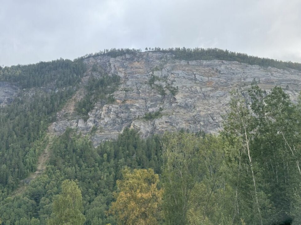 ADVARER. Saltdal kommune går ut og advarer innbyggerne om steinsprang fra det populære turmålet. ADVARER. Saltdal kommune går ut og advarer innbyggerne om steinsprang fra det populære turmålet. Foto: Helge Simonsen