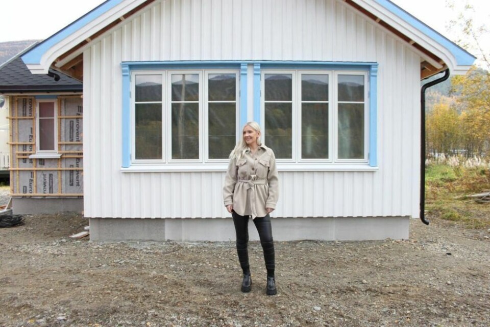 SUKKERFRUEN. Silje Aasen (30) har realisert drømmen om et bakehus der hun skal lage de lekreste kaker, og kanskje til og med åpne en liten kafé en dag. I løpet av 2021 kan hun være klar for å ta de første bakeoppdragene. Alle foto: Silje Aasen/ Ørjan AasenPASTELLER. Farger som lilla, blå og rosa går igjen i bakverkene til Silje, som i disse lekreste makroner på fat.SMAK VIKTIGST. Selv om utseendet er fantastisk, er det smaken som teller mest for Silje.SPISELIG? Javisst - men det kan noen ganger gjøre vondt for Silje å se på at folk tar det første stykket.JULEKAKER. Disse cookiesene har fått glasur og et vakkert håndmalt bilde.BLOMSTRENDE. Siljes foretak viser at det er gründerånd i Saltdal og at søte drømmer godt kan bli virkelige.GJØR DET SELV. Rørlegger Ørjan Aasen har bygd et bakehus til kona Silje. Bare grunnmuren trengte de hjelp til. SUKKERFRUEN. Silje Aasen (30) har realisert drømmen om et bakehus der hun skal lage de lekreste kaker, og kanskje til og med åpne en liten kafé en dag. I løpet av 2021 kan hun være klar for å ta de første bakeoppdragene. Alle foto: Silje Aasen/ Ørjan Aasen