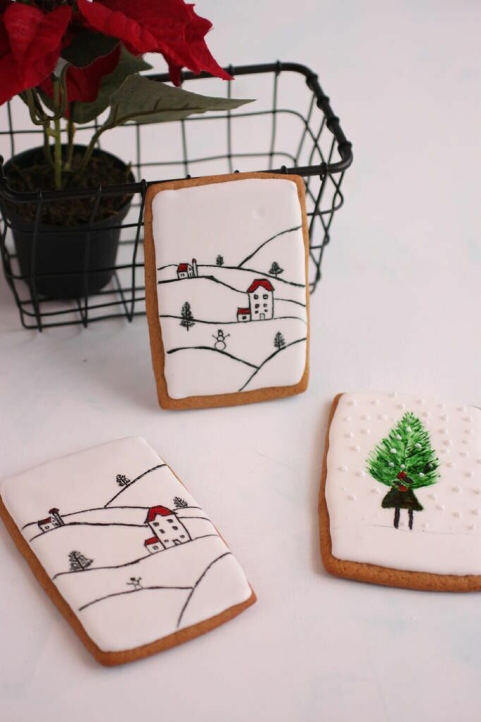 JULEKAKER. Disse cookiesene har fått glasur og et vakkert håndmalt bilde. JULEKAKER. Disse cookiesene har fått glasur og et vakkert håndmalt bilde.