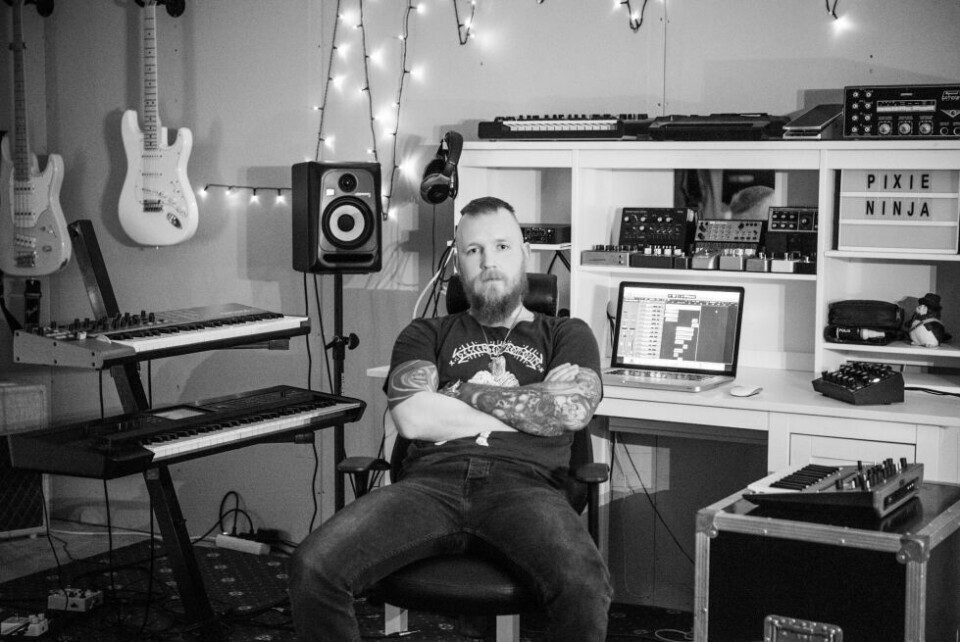 STUDIO. Marius Leirånes i studioet i et industriområde på Rognan hvor han har brukt enormt mange timer på å eksperimentere seg fram til et unikt lydbilde. STUDIO. Marius Leirånes i studioet i et industriområde på Rognan hvor han har brukt enormt mange timer på å eksperimentere seg fram til et unikt lydbilde. Foto: Tarjei Abelsen