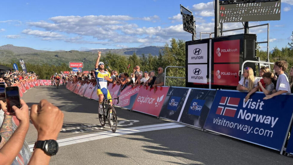 TV-BILDER. Kamiel Bonneu sto for en av de sterkeste historiene i årets ARN da han i praktfullt vær vant den spektakulære etappen til Jakobsbakken, dagen etter at han mistet bestefaren sin. Det aller mest stemte for arrangørene under årets utgave av rittet, som allerede er stemplet som den beste noensinne. TV-BILDER. Kamiel Bonneu sto for en av de sterkeste historiene i årets ARN da han i praktfullt vær vant den spektakulære etappen til Jakobsbakken, dagen etter at han mistet bestefaren sin. Det aller mest stemte for arrangørene under årets utgave av rittet, som allerede er stemplet som den beste noensinne. Foto: Espen Johansen