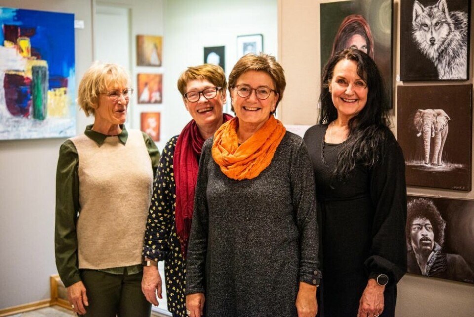 UTSTILLING. Kunstklubben 9 åpnet mandag en utstilling med bare nye originaler i lokalene i Edvardsengården. Fra venstre:SOLGT. Inger Navjord (t.h.) falt pladask for bildet ”Bamseklem” og da måtte kunstner Sigrid Furebotten (t.v.) plukke det ned av veggen som første solgte bilde på årets novemberutstilling. UTSTILLING. Kunstklubben 9 åpnet mandag en utstilling med bare nye originaler i lokalene i Edvardsengården. Fra venstre: