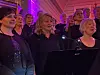 TRIPPELKONSERT. Fauske blandakor synger sammen med Valnesfjord spiskammerskor og Kalliope fra Bodø på lørdagens konsert i Fauske kirke. Foto: Eva S. Winther