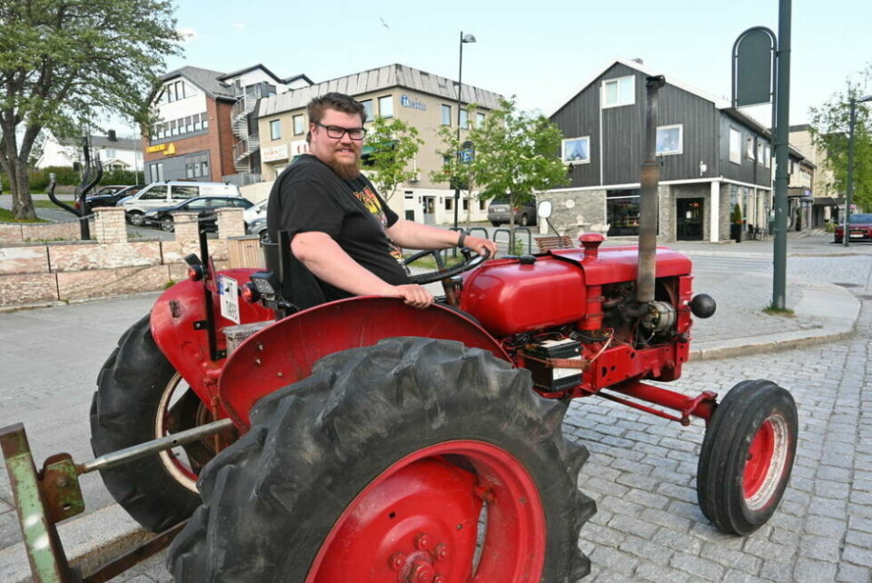 MANGE STOPPER. Mange kommer bort og snakker med Lars-Adrian når han stopper med den spesielle kjøredoningen. MANGE STOPPER. Mange kommer bort og snakker med Lars-Adrian når han stopper med den spesielle kjøredoningen. Foto: Stig Bjørnar Karlsen