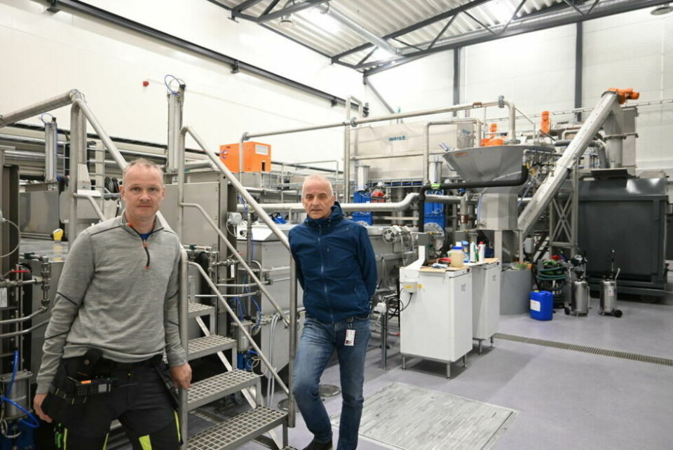 STORT OG AVANSERT. Torodd Støver (t.v.) og Frank Zahl i Fauske kommune i hallen der det automatiske utstyret gjør jobben med å skille massene fra hverandre. STORT OG AVANSERT. Torodd Støver (t.v.) og Frank Zahl i Fauske kommune i hallen der det automatiske utstyret gjør jobben med å skille massene fra hverandre. Foto: Stig Bjørnar Karlsen