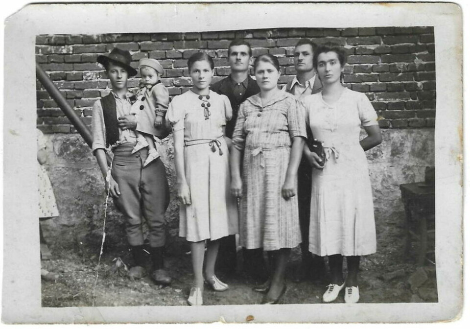 ENESTE BILDE. Ranislav Filipovic (t.v.) fra Dren i nærheten av Obrenovac, som i dag er en forstad til Beograd, var partisan fra Posavina partisanavdeling ble tatt til fange i desember 1941, etter tortur og opphold i flere fangeleirer i Serbia ble han sendt til Norge og Botn. Dette er det eneste bildet datteren (på armen) har sammen med faren.INVITERT. Lepopsava Jankov var kun tre år da faren ble tatt til fange. Hun er nå 86 år og gleder seg til å komme til Norge for å besøke sin fars grav for første gang. Her er hun sammen med Knut Flovik Thoresen, i Beograd for to uker siden. ENESTE BILDE. Ranislav Filipovic (t.v.) fra Dren i nærheten av Obrenovac, som i dag er en forstad til Beograd, var partisan fra Posavina partisanavdeling ble tatt til fange i desember 1941, etter tortur og opphold i flere fangeleirer i Serbia ble han sendt til Norge og Botn. Dette er det eneste bildet datteren (på armen) har sammen med faren.
