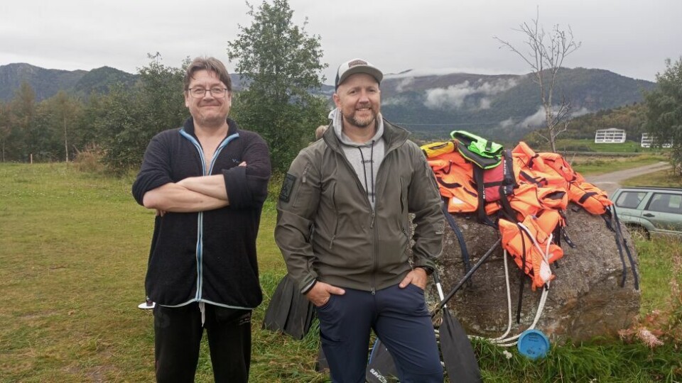 Aktivitetsdagen i SaltdalJohn Børge Naustvold og Ronny Biagio tilbød sportsutstyr for vannaktiviteter på øyra.