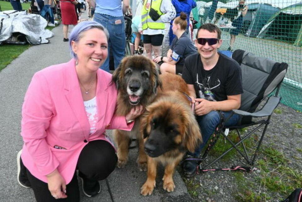 Mona Eriksen og Jan Edmund Johansen fra Harstad på utstilling med Kita (1,5, mens Lilla (7) er blitt pensjonist og bare moralsk støtte. Mona Eriksen og Jan Edmund Johansen fra Harstad på utstilling med Kita (1,5, mens Lilla (7) er blitt pensjonist og bare moralsk støtte. Foto: Stig Bjørnar Karlsen
