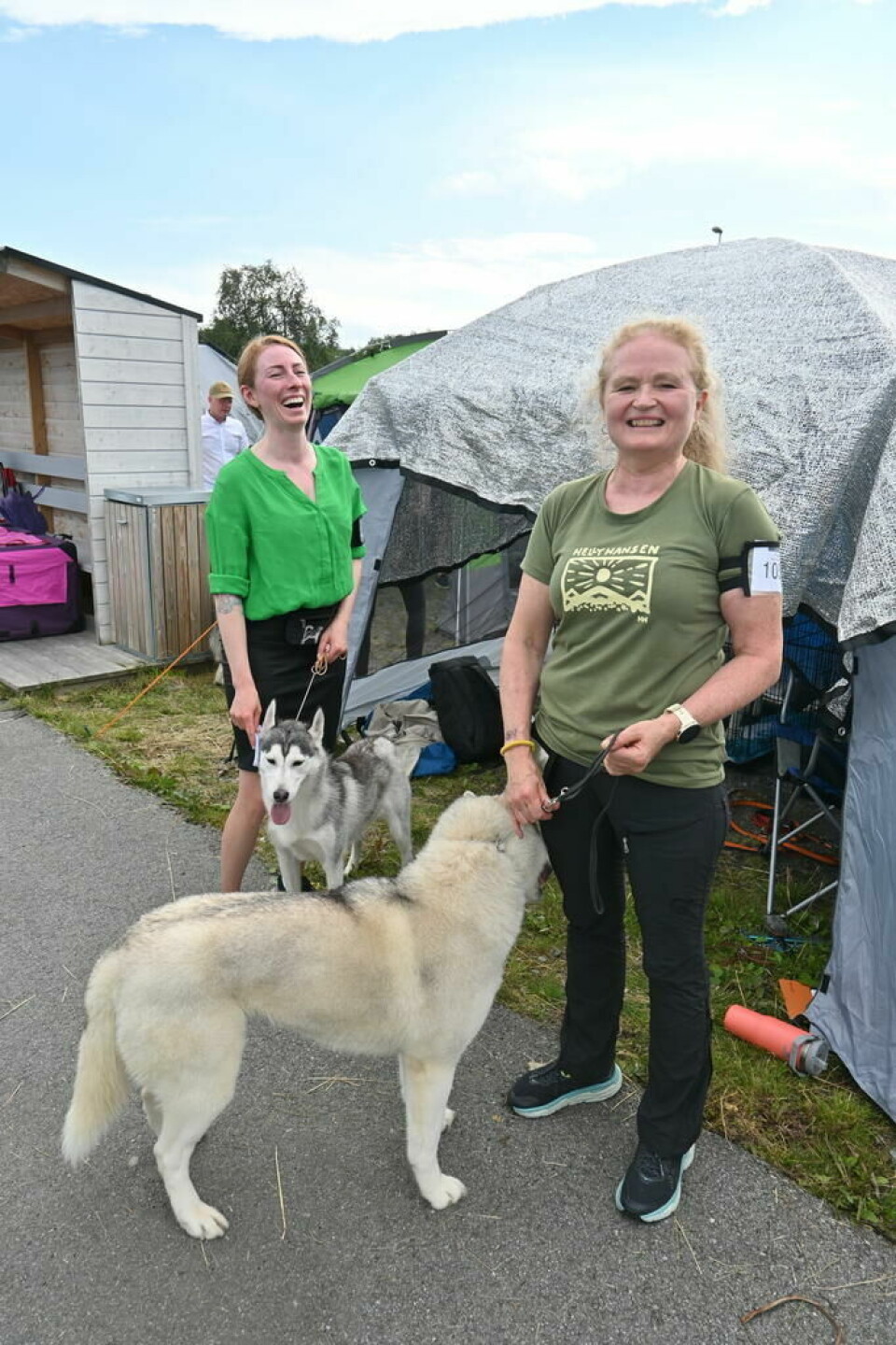 FOR VARMT. Victoria Ryytby (t.v.) og Rita Kranvig hadde tatt med sine huskyer dit det denne helga var litt varmt. FOR VARMT. Victoria Ryytby (t.v.) og Rita Kranvig hadde tatt med sine huskyer dit det denne helga var litt varmt. Foto: Stig Bjørnar Karlsen
