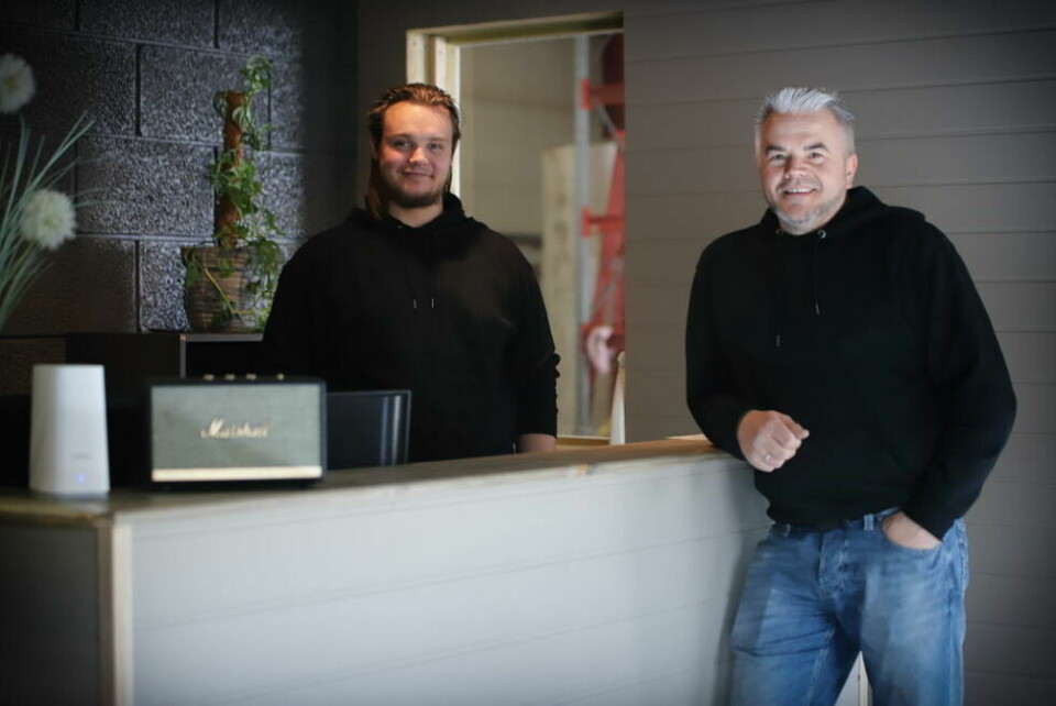 FLERE MANN PÅ DEKK. Svein Arne Skjellhaug har ansatt Sander Skog (t.v) i full stilling. Han hadde sin første arbeidsdag mandag denne uka. - Vi har fått mange henvendelser fra folk som ønsker å jobbe her, så vi vil ansette flere deltidsstillinger og i høysesong regner jeg med vi må ha noen ekstra hender. FLERE MANN PÅ DEKK. Svein Arne Skjellhaug har ansatt Sander Skog (t.v) i full stilling. Han hadde sin første arbeidsdag mandag denne uka. - Vi har fått mange henvendelser fra folk som ønsker å jobbe her, så vi vil ansette flere deltidsstillinger og i høysesong regner jeg med vi må ha noen ekstra hender. Foto: Lise Berntzen