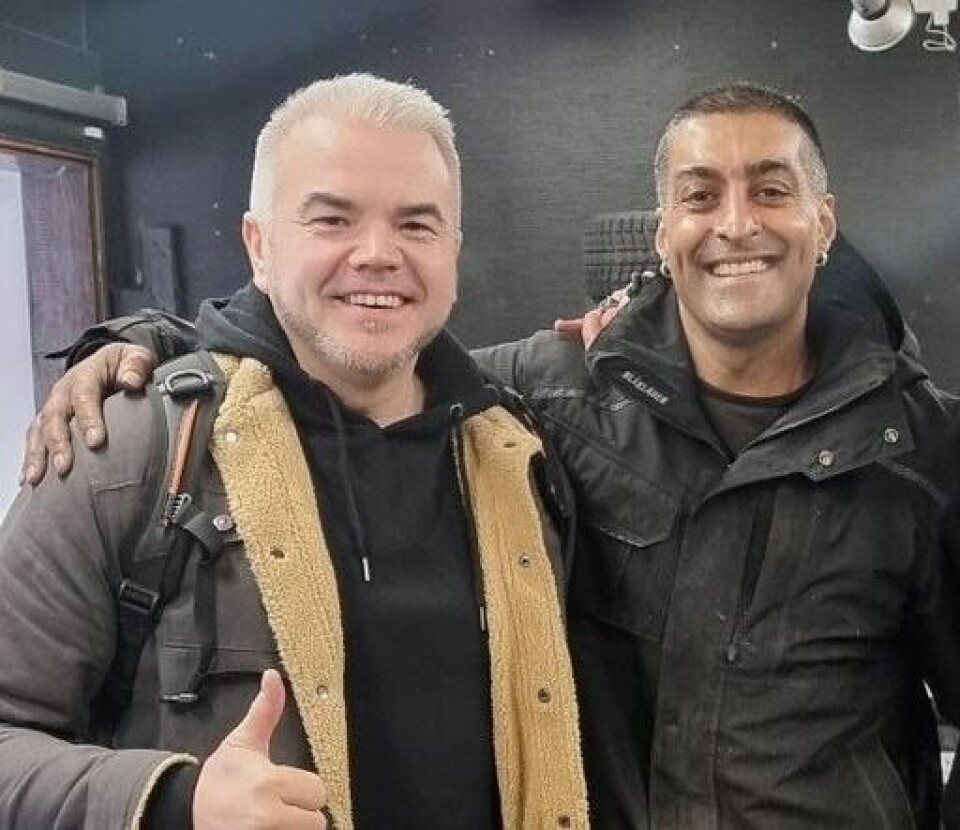 SKJELLHAUG OG SHARIF. For de fleste er Tommy Sharif (t.h) et velkjent navn og ansikt, også for de uten spesielt stor interesse for alt som krever dekk for å kjøre framover. Sharif ble norgeskjent da han startet med salg av dekk og felger fra foreldrenes garasje på Romerike rundt 1997, og ble i løpet av kort tid mangemillionær med en høy medieprofil. SKJELLHAUG OG SHARIF. For de fleste er Tommy Sharif (t.h) et velkjent navn og ansikt, også for de uten spesielt stor interesse for alt som krever dekk for å kjøre framover. Sharif ble norgeskjent da han startet med salg av dekk og felger fra foreldrenes garasje på Romerike rundt 1997, og ble i løpet av kort tid mangemillionær med en høy medieprofil. Foto: Privat