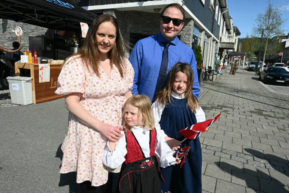LITT SENT. Sandra Olsen og Andreas Moen med barna Dina (8) og Lydia Moen (4) syns det var litt sent at barnas tog skulle gå først klokken 15. LITT SENT. Sandra Olsen og Andreas Moen med barna Dina (8) og Lydia Moen (4) syns det var litt sent at barnas tog skulle gå først klokken 15. Foto: Stig Bjørnar Karlsen
