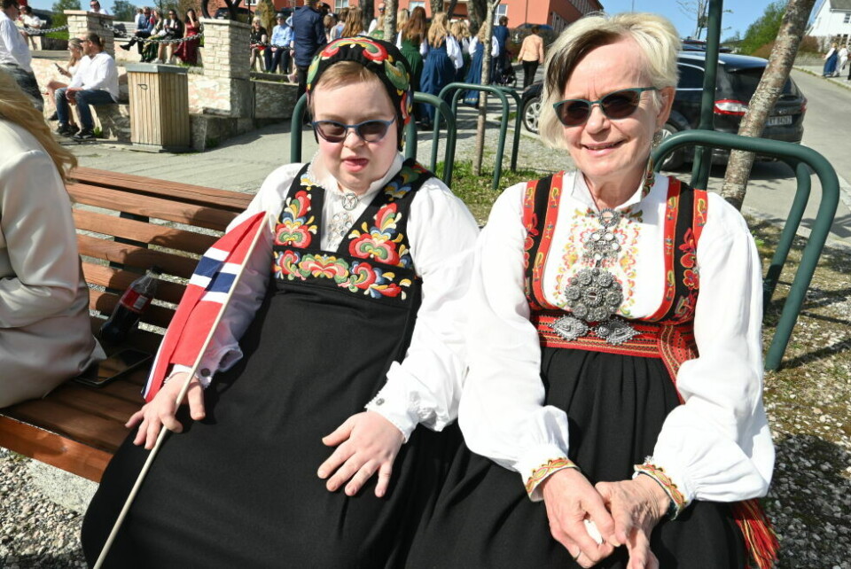 TIDENES VARMESTE. Ellen Hauger Olsen, sammen med datteren Ingrid Hauger Olsen, har ikke opplevd en varmere 17. mai på over 40 år. TIDENES VARMESTE. Ellen Hauger Olsen, sammen med datteren Ingrid Hauger Olsen, har ikke opplevd en varmere 17. mai på over 40 år. Foto: Stig Bjørnar Karlsen