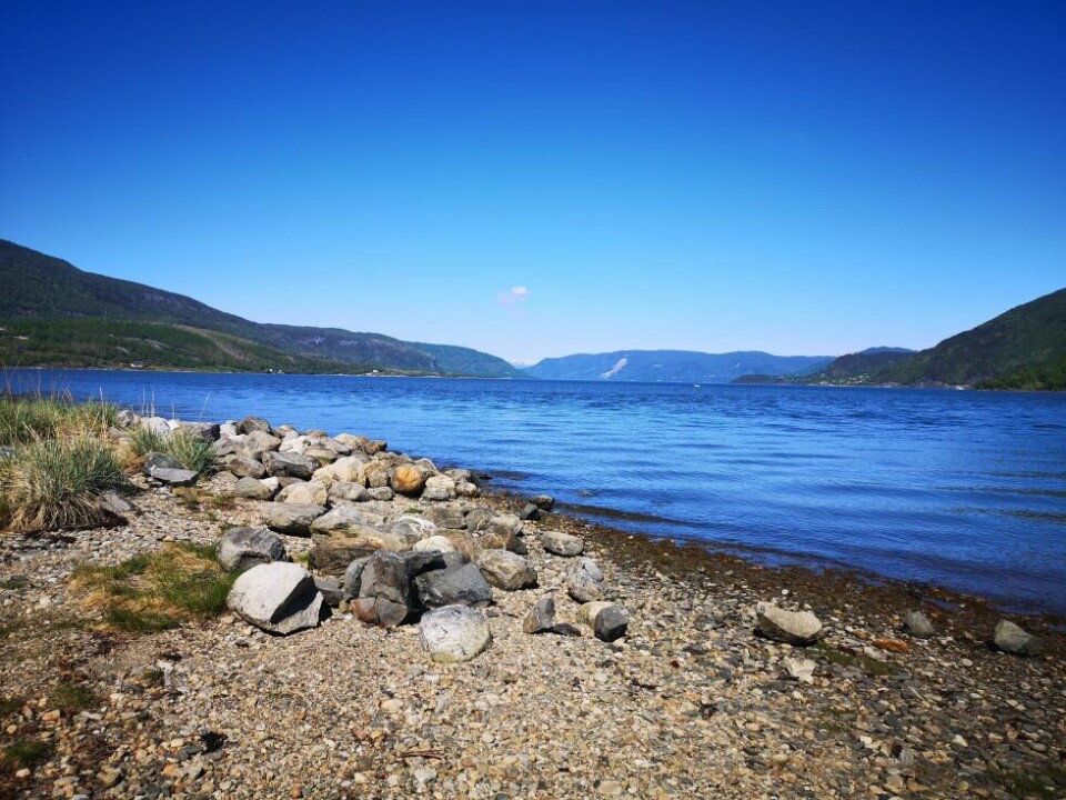 Sommerbilder- Blått hav så langt øye rekker. På øyra var det moro å se folk ute å hygge seg i et nydelig vær.