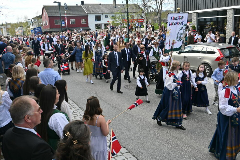 MAKSVÆR. Flott vær og god stemning når toget passerte Marmortorget i ny retning på nytt tidspunkt. MAKSVÆR. Flott vær og god stemning når toget passerte Marmortorget i ny retning på nytt tidspunkt. Foto: Stig Bjørnar Karlsen