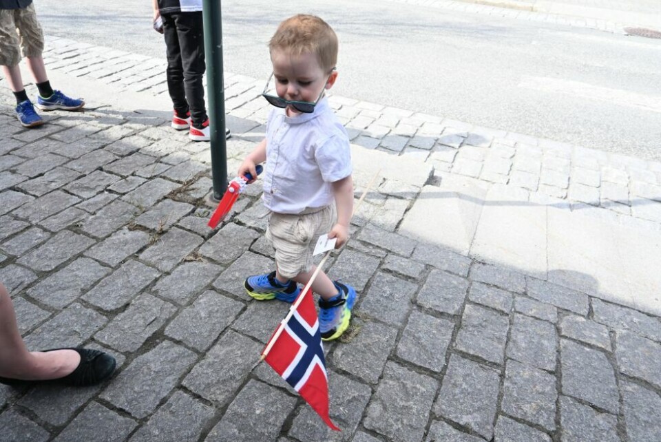 GODT RUSTET. Storm Lund Brochs (2) har alt som trengs på en varm 17. mai. Flagg, russekort, skralle og solbriller for å beskytte øynene mot sola. GODT RUSTET. Storm Lund Brochs (2) har alt som trengs på en varm 17. mai. Flagg, russekort, skralle og solbriller for å beskytte øynene mot sola. Foto: Stig Bjørnar Karlsen