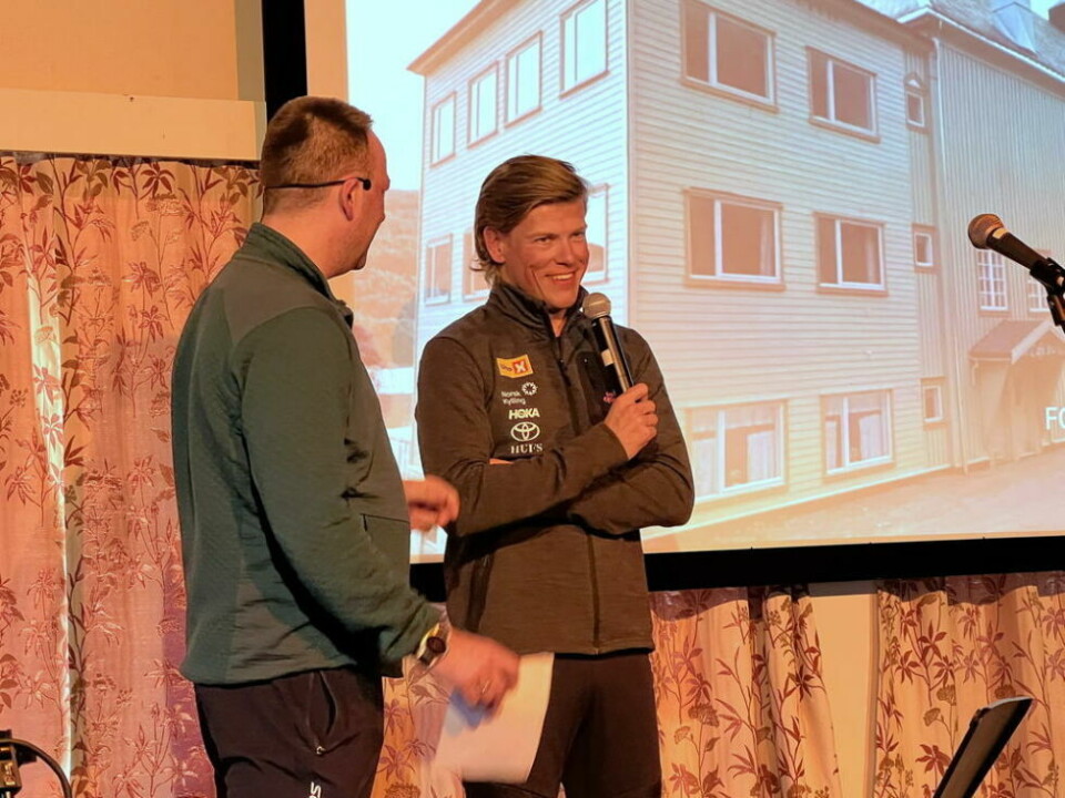 FAVORITT. Flere tipper Johannes Høsflot Klæbo som vinner av Kobberløept lørdag. Selv holder verdens beste skiløper en knapp på Andreas Nygaard. FAVORITT. Flere tipper Johannes Høsflot Klæbo som vinner av Kobberløept lørdag. Selv holder verdens beste skiløper en knapp på Andreas Nygaard. Foto: Espen Johansen