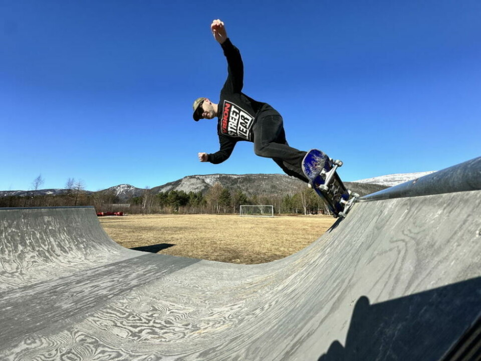 I BLODET. - Skater er du hele livet, det er noe som ikke forlater kroppen din selv om du av en eller annen grunn ikke driver aktivt en periode. Man er alltid på utkikk etter den neste ”perfekte spotten” å skate, forklarer Horn. Horn stiller opp slik at Saltenposten skal få tatt noen bilder til saken. Men vil understreke følgende: - Denne lille økta var ikke planlagt, og det er utrolig viktig å si at jeg ikke anbefaler folk gjøre dette uten sikkerhetsutstyr, sier han. I BLODET. - Skater er du hele livet, det er noe som ikke forlater kroppen din selv om du av en eller annen grunn ikke driver aktivt en periode. Man er alltid på utkikk etter den neste ”perfekte spotten” å skate, forklarer Horn. Horn stiller opp slik at Saltenposten skal få tatt noen bilder til saken. Men vil understreke følgende: - Denne lille økta var ikke planlagt, og det er utrolig viktig å si at jeg ikke anbefaler folk gjøre dette uten sikkerhetsutstyr, sier han. Foto: Erica Restoften