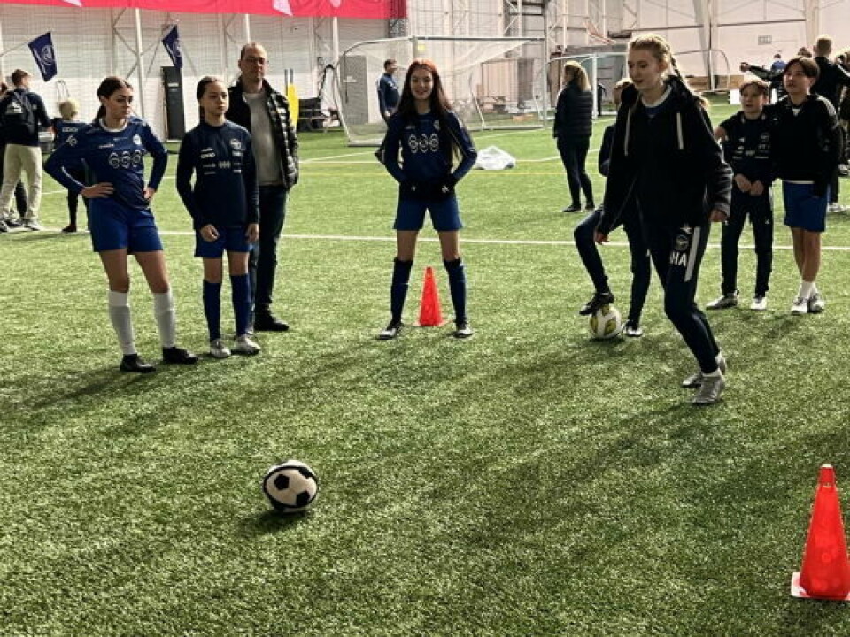HARDEST. Adele Alexandersen skjøt hardest av jentene, sammen med Mina Hansen. Her prøver hun seg på fotballdart. HARDEST. Adele Alexandersen skjøt hardest av jentene, sammen med Mina Hansen. Her prøver hun seg på fotballdart. Foto: Espen Johansen