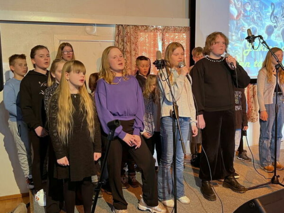 BIDRO. Elevene fra Sulitjelma skole bidro som alltid med sang kvelden før Kobberløpet, og sang både fra et stykke de holder på med for tiden, og fra Slusk. BIDRO. Elevene fra Sulitjelma skole bidro som alltid med sang kvelden før Kobberløpet, og sang både fra et stykke de holder på med for tiden, og fra Slusk. Foto: Espen Johansen