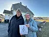 SANGGLEDE. Lene Gulstad (t.v.) og Erna Josefsen i Fauske demensforening håper på at mange vil bli med på sangstundene de skal arrangere på Fauske eldresenter. Foto: Helge Simonsen