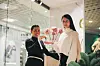 NØKKELEN TIL EN NY FREMTID. Kristina Elena leverer over nøkkelen til salongen til Tanya Hudova. Fra og med 25. april vil salongen hete Beauty Bar By Tanya. Foto: Lise Berntzen