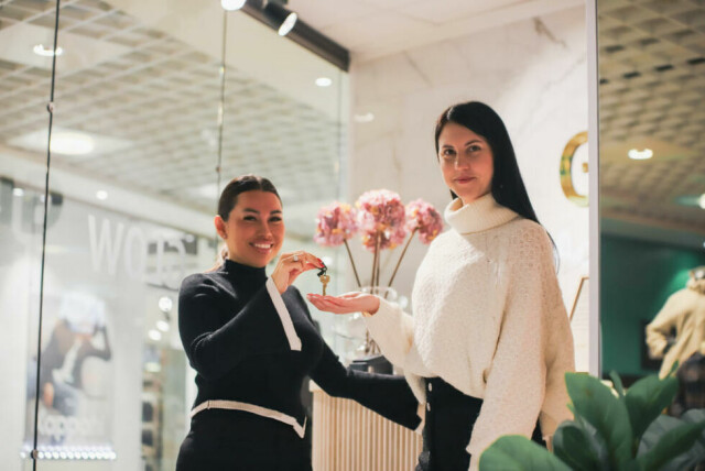 NØKKELEN TIL EN NY FREMTID. Kristina Elena leverer over nøkkelen til salongen til Tanya Hudova. Fra og med 25. april vil salongen hete Beauty Bar By Tanya. NØKKELEN TIL EN NY FREMTID. Kristina Elena leverer over nøkkelen til salongen til Tanya Hudova. Fra og med 25. april vil salongen hete Beauty Bar By Tanya. Foto: Lise Berntzen