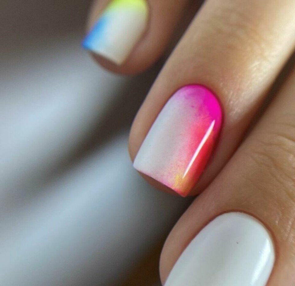 ULIKE STILER. Tanya mener negler bør matche både sesong, anledning og humør. - Det er bare fantasien og smak som setter grenser. ULIKE STILER. Tanya mener negler bør matche både sesong, anledning og humør. - Det er bare fantasien og smak som setter grenser. Foto: Privat