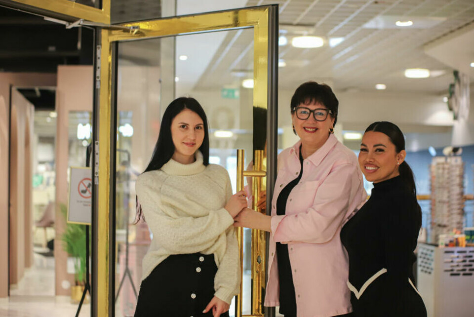 SENTERLEDER OG HEIALEDER. Jentene skryter av senterleder Ann Mari Zahl (i midten). - Hun har hele veien vært en drivkraft og heiagjeng for at vi skal få det til, sier Kristina Elena (til høyre). Utsagnet støttes av Tanya Hudova (til venstre). SENTERLEDER OG HEIALEDER. Jentene skryter av senterleder Ann Mari Zahl (i midten). - Hun har hele veien vært en drivkraft og heiagjeng for at vi skal få det til, sier Kristina Elena (til høyre). Utsagnet støttes av Tanya Hudova (til venstre). Foto: Lise Berntzen