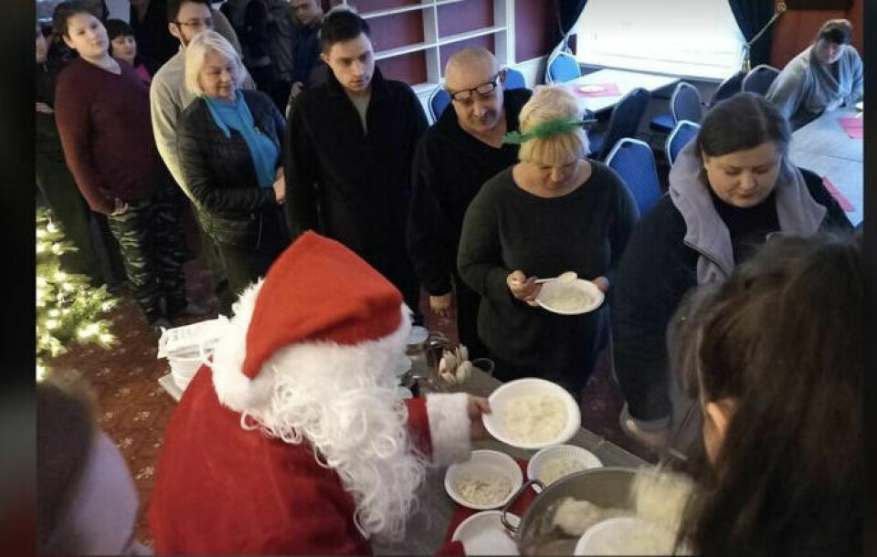 GRØTKØ. Fra tidlig på morgenen ble det lagd julegrøt på mottaket i Sulitjelma og ved serveringen klokken 13 var køene lange. GRØTKØ. Fra tidlig på morgenen ble det lagd julegrøt på mottaket i Sulitjelma og ved serveringen klokken 13 var køene lange. Foto: Corvita
