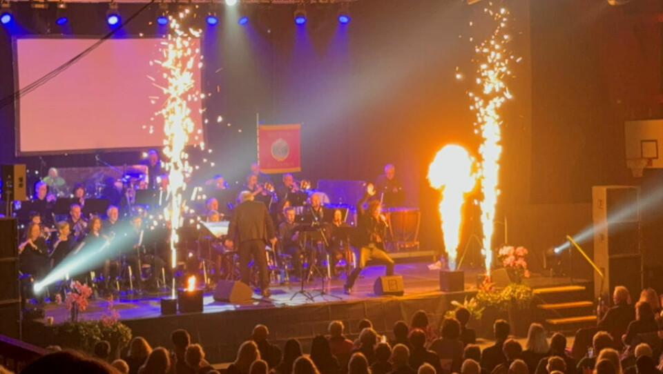 FULL FYR. Det var både gnister og pyro på scenekanten da Åge Sten Nilsen ledet inn i rockepartiet på Bohemian Rhapsody sammen med Sulitjelma Musikkorps. FULL FYR. Det var både gnister og pyro på scenekanten da Åge Sten Nilsen ledet inn i rockepartiet på Bohemian Rhapsody sammen med Sulitjelma Musikkorps. Foto: Helge Simonsen