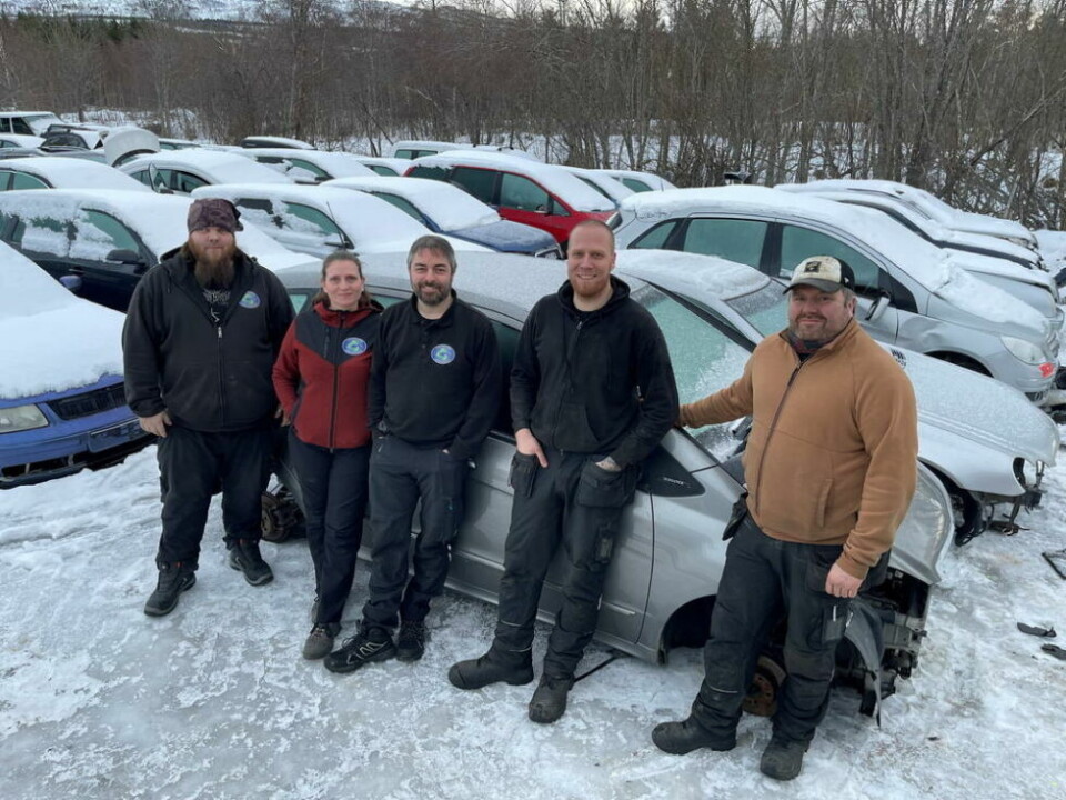 STORTRIVES. Gjengen som jobber på Nordland bilopphugging trives godt i hverandres selskap. Fra venstre: Alex Remso, Veronica Esaiassen, Stefan Esaiassen, Jørgen Viborg og Stig Wangen. STORTRIVES. Gjengen som jobber på Nordland bilopphugging trives godt i hverandres selskap. Fra venstre: Alex Remso, Veronica Esaiassen, Stefan Esaiassen, Jørgen Viborg og Stig Wangen. Foto: Helge Simonsen