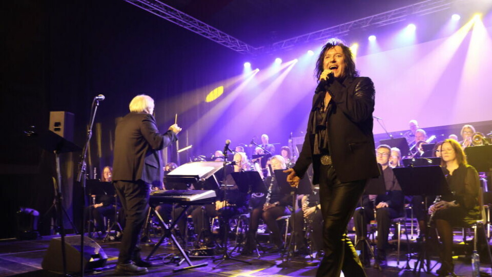 SAMMEN. Åge Sten Nilsen sang Queen med stor innlevelse, og dirigent Ketil Hugaas (t.v.) hadde kontroll på korpset. SAMMEN. Åge Sten Nilsen sang Queen med stor innlevelse, og dirigent Ketil Hugaas (t.v.) hadde kontroll på korpset. Foto: Helge Simonsen